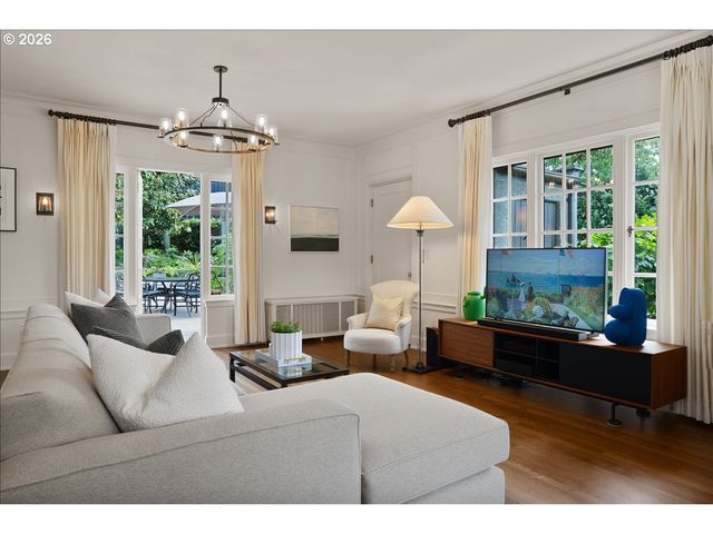 4121 Sw ARTHUR Way, Portland, OR 97221