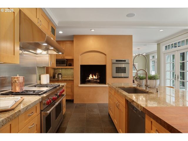 4121 Sw ARTHUR Way, Portland, OR 97221