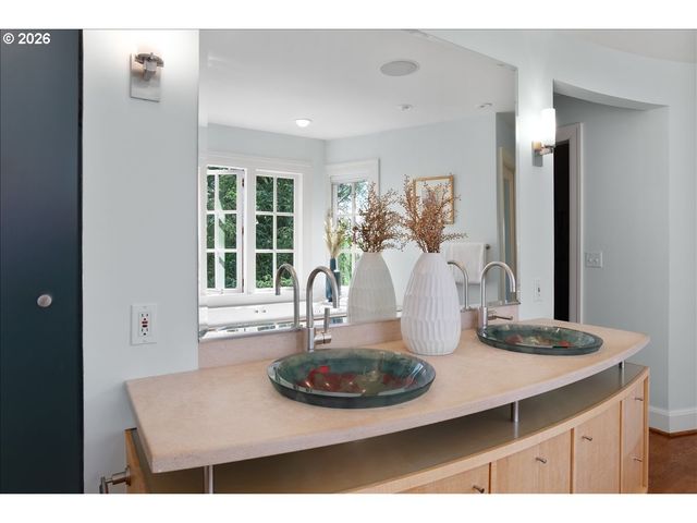 4121 Sw ARTHUR Way, Portland, OR 97221