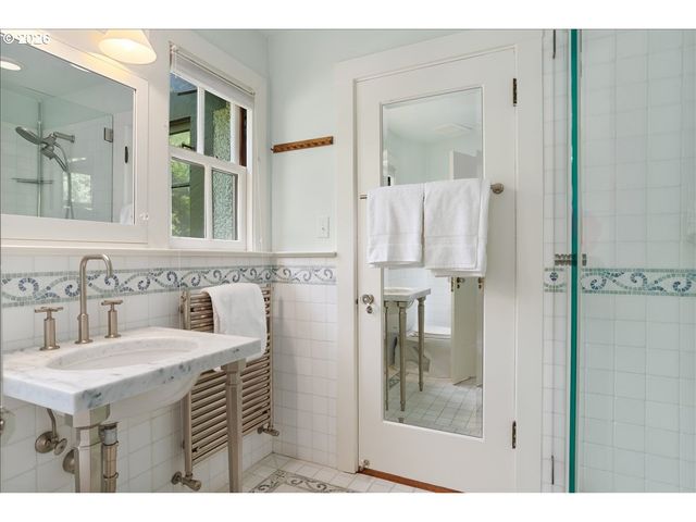 4121 Sw ARTHUR Way, Portland, OR 97221