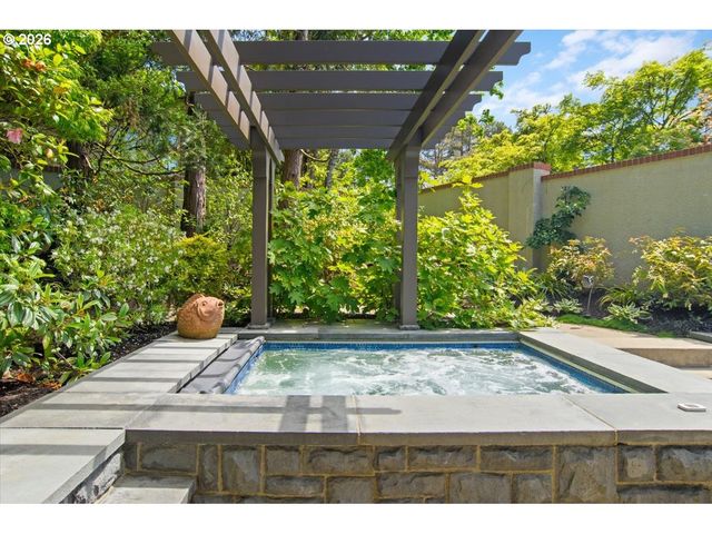 4121 Sw ARTHUR Way, Portland, OR 97221