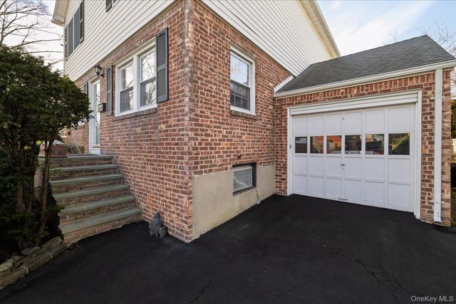 148 Amherst Road, Valley Stream, NY 11581