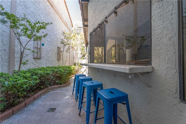 2204 Plaza Del Robles, Las Vegas, NV 89102