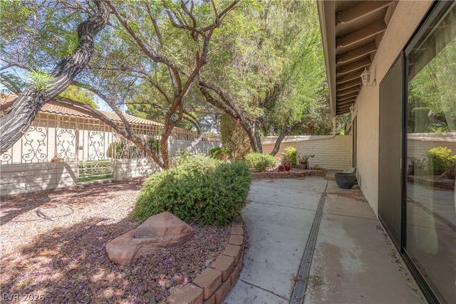 2204 Plaza Del Robles, Las Vegas, NV 89102