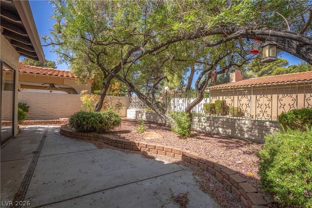 2204 Plaza Del Robles, Las Vegas, NV 89102