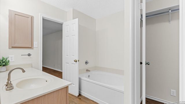 8523 Park Olympia, Universal City, TX 78148