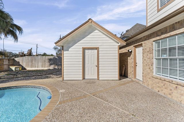 1802 Wynforest Drive, Deer Park, TX 77536