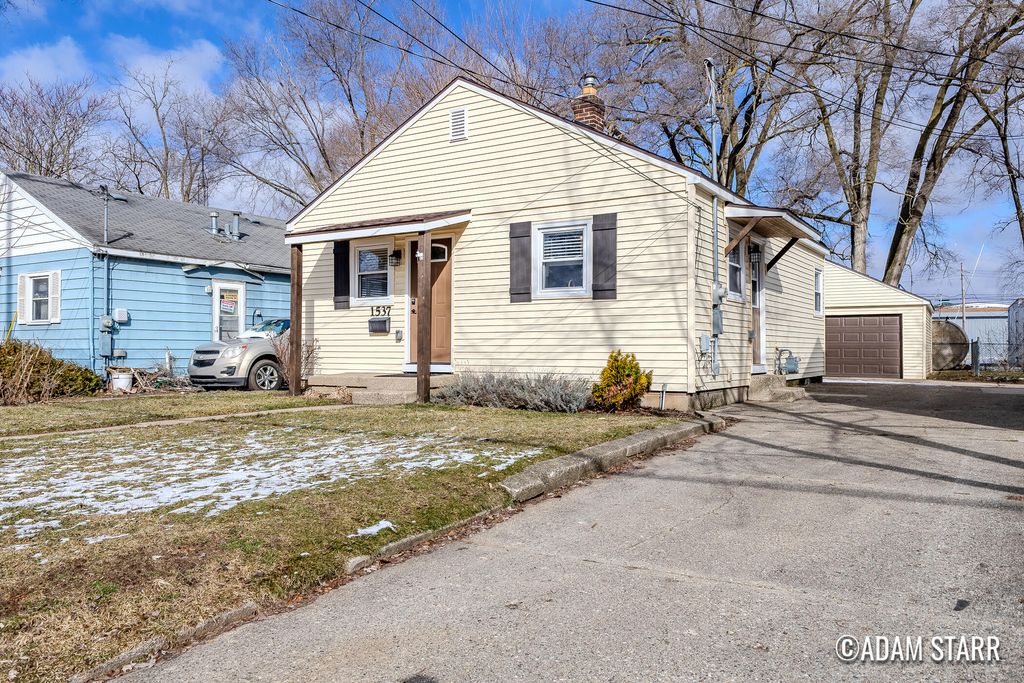 1537 Whiting Street SW, Wyoming, MI 49509