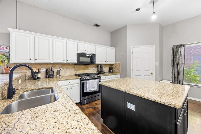 861 Pinnacle Circle, Lewisville, TX 75077