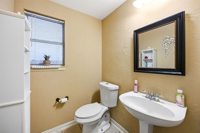861 Pinnacle Circle, Lewisville, TX 75077