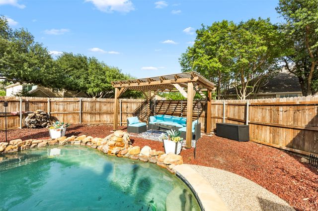 861 Pinnacle Circle, Lewisville, TX 75077