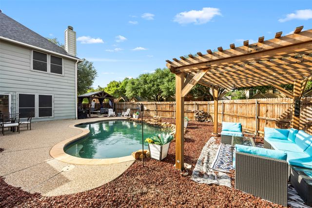 861 Pinnacle Circle, Lewisville, TX 75077