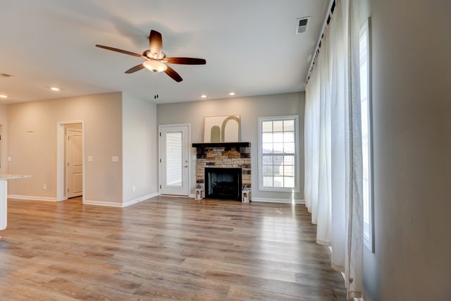 1523 Kingbird Dr, Clarksville, TN 37040