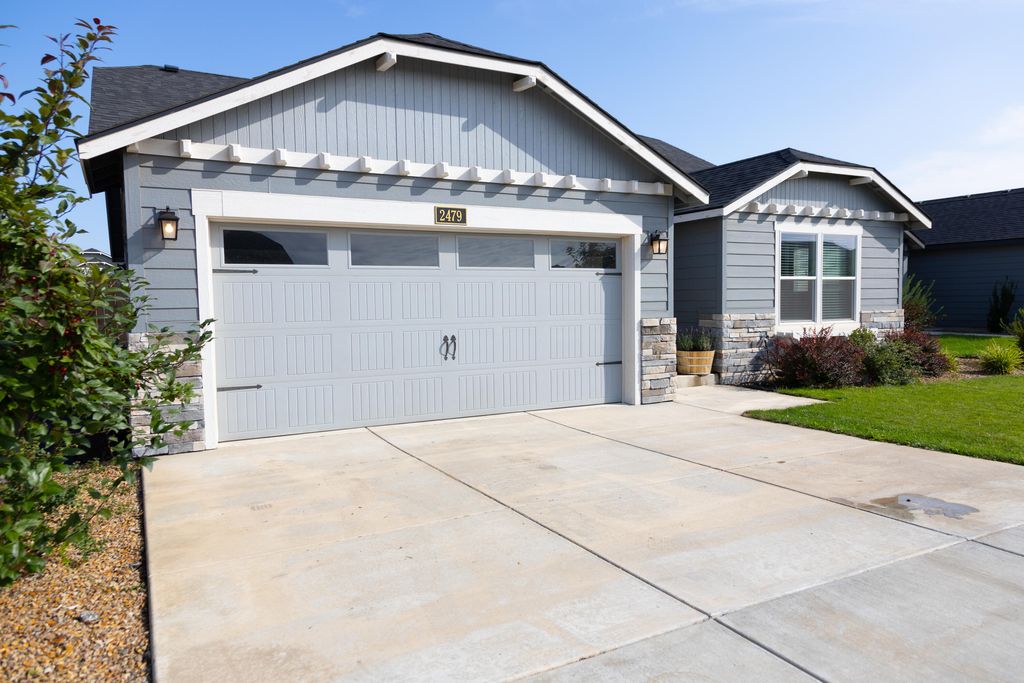 2479 NW Teak Place, Redmond, OR 97756