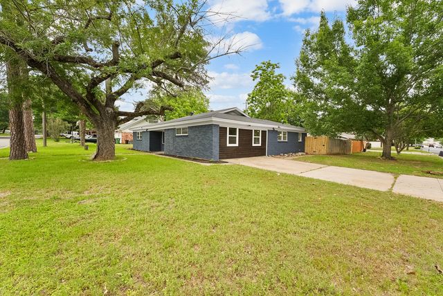861 Woodcrest Drive, Hurst, TX 76053