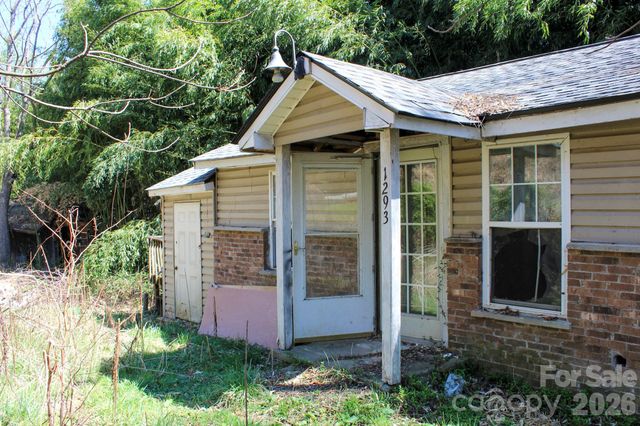 1293 Lake Logan Road, Canton, NC 28716