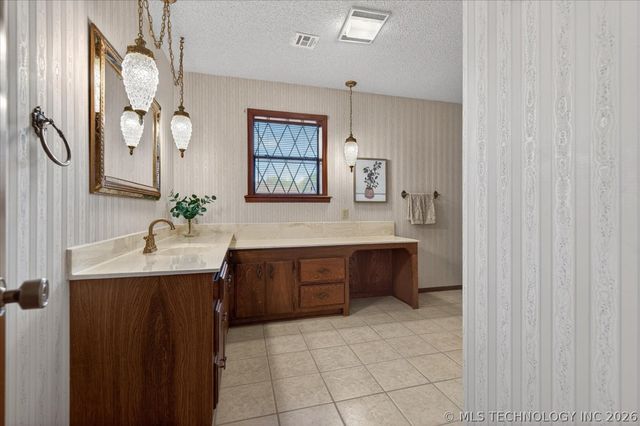 2550 Regency Road, Bartlesville, OK 74006