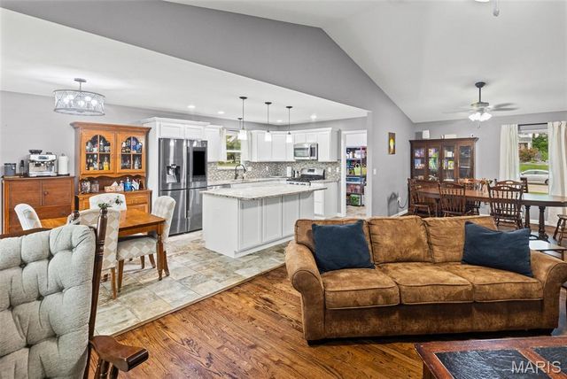 204 Aspen Point, Glen Carbon, IL 62034