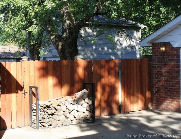 1808 Hunters Trace, Jeffersonville, IN 47130