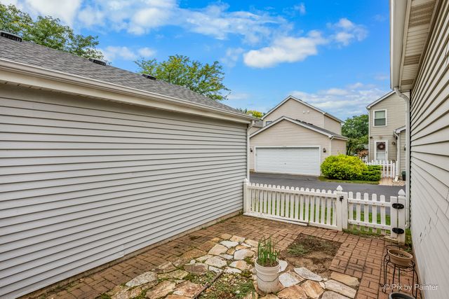754 GOLDEN OAK Circle, Crystal Lake, IL 60014