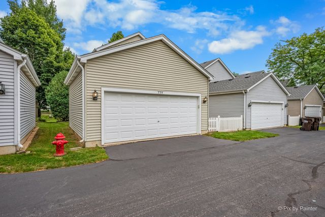 754 GOLDEN OAK Circle, Crystal Lake, IL 60014