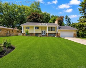 38185 Willowmere Street, Harrison Charter Township, MI 48045