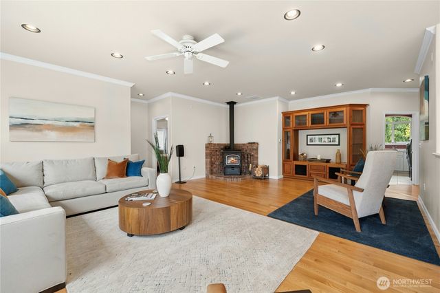 400 Cessna Court E, Eatonville, WA 98328