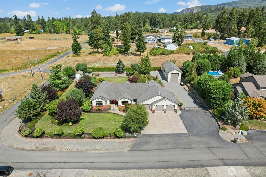 400 Cessna Court E, Eatonville, WA 98328