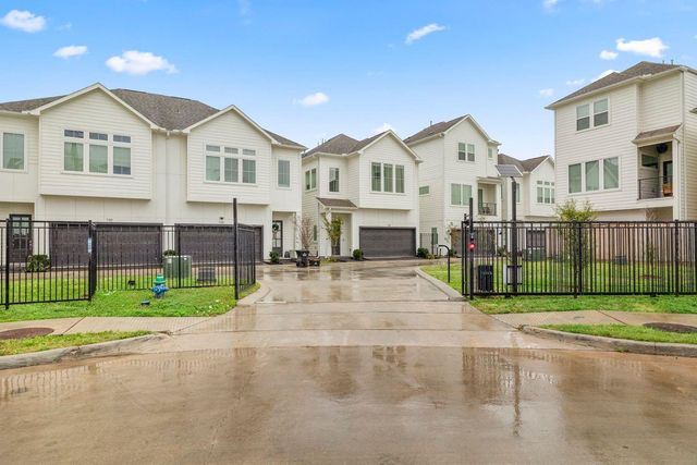 726 Carriage Knolls Drive, Houston, TX 77008