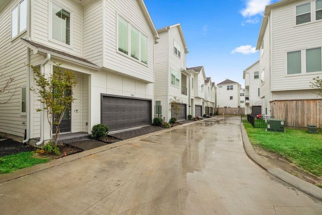 726 Carriage Knolls Drive, Houston, TX 77008