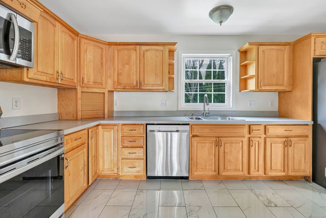 18 Kathryn Drive, Bridgeport, CT 06610