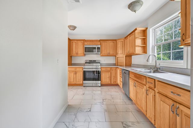 18 Kathryn Drive, Bridgeport, CT 06610