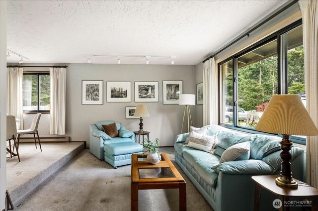 2047 Pine Wood Way, Oak Harbor, WA 98277