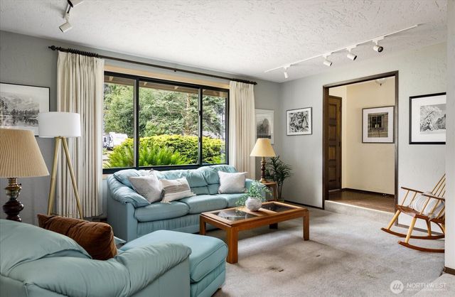 2047 Pine Wood Way, Oak Harbor, WA 98277
