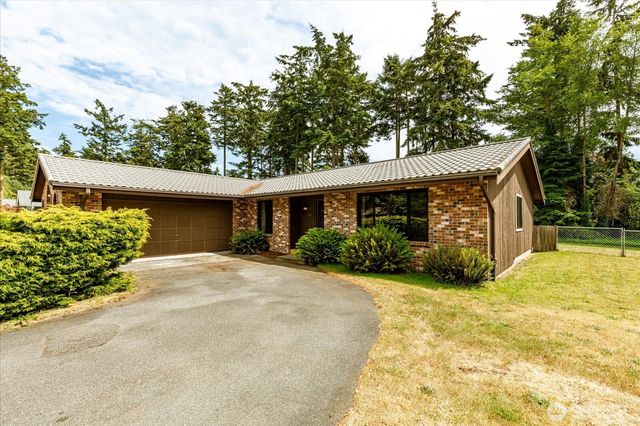 2047 Pine Wood Way, Oak Harbor, WA 98277