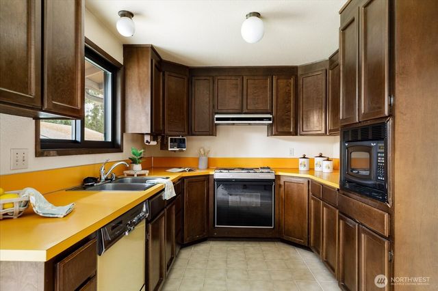 2047 Pine Wood Way, Oak Harbor, WA 98277