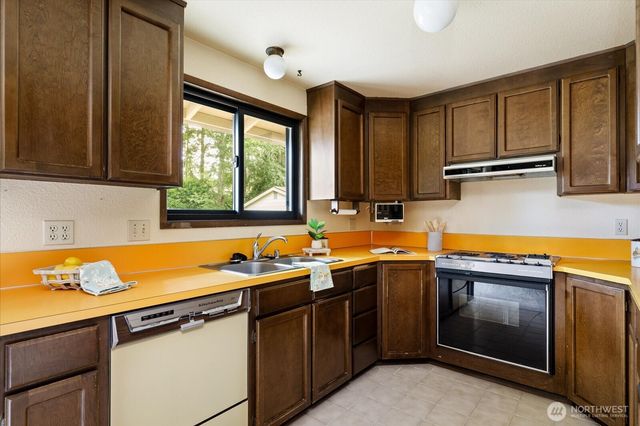 2047 Pine Wood Way, Oak Harbor, WA 98277