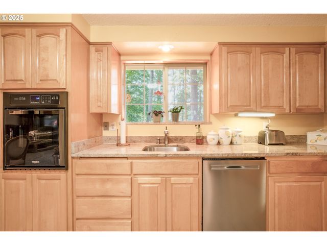 4845 BROOKWOOD St, Eugene, OR 97405