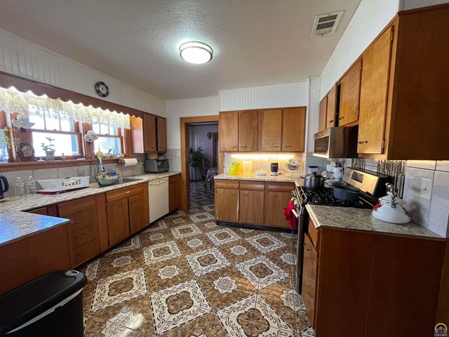 645 Lincoln ST, Emporia, KS 66801