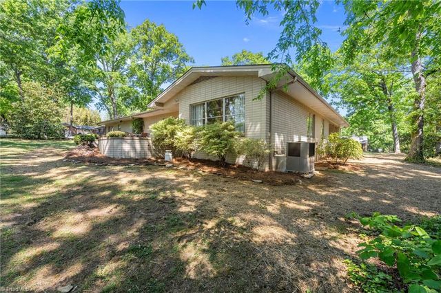2220 Lakeview Terrace, Burlington, NC 27215