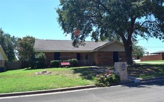 301 Cross Country Drive, Hewitt, TX 76643