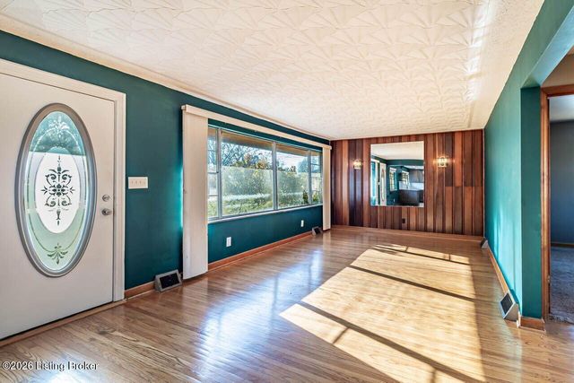 5739 Dorinda Dr, Louisville, KY 40258