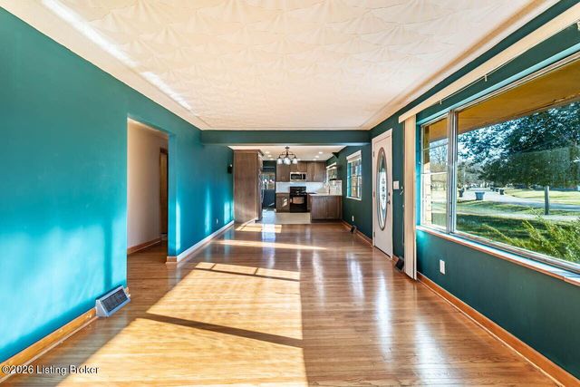 5739 Dorinda Dr, Louisville, KY 40258