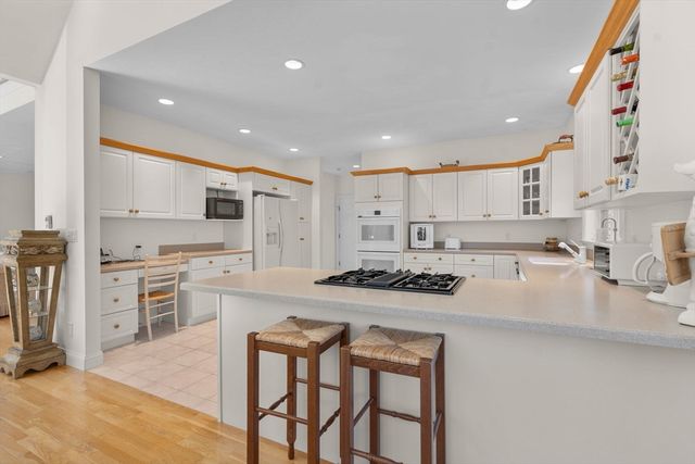 14 Glenneagle Dr, Mashpee, MA 02649