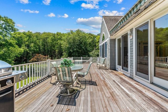 14 Glenneagle Dr, Mashpee, MA 02649