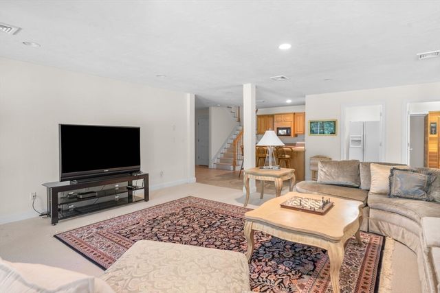 14 Glenneagle Dr, Mashpee, MA 02649