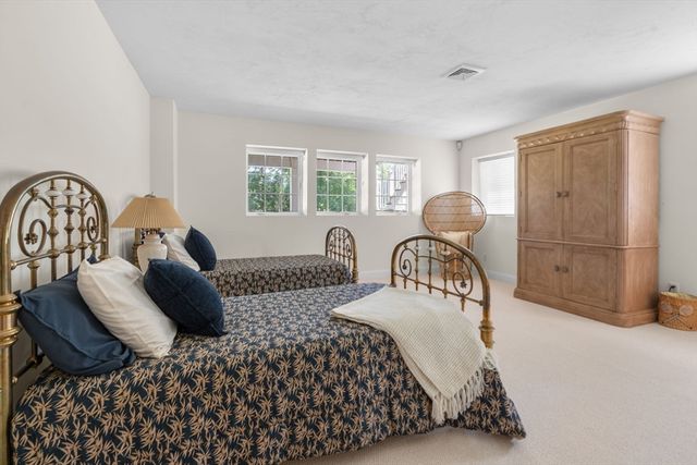 14 Glenneagle Dr, Mashpee, MA 02649