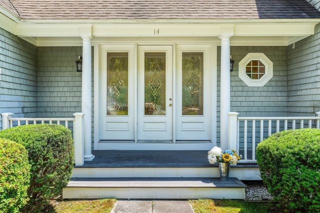 14 Glenneagle Dr, Mashpee, MA 02649