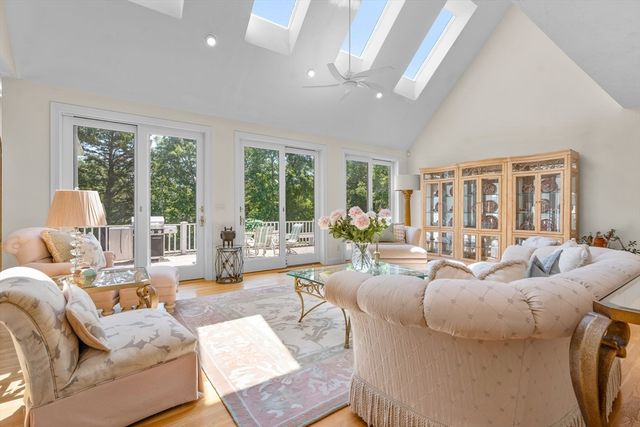 14 Glenneagle Dr, Mashpee, MA 02649