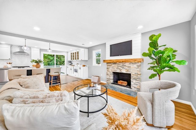 9 Valerie Ave, Billerica, MA 01821